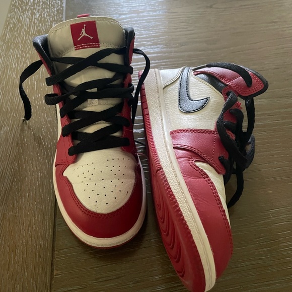 AIR JORDAN 1 MID GS
"Chicago 2020" - Picture 2 of 3
